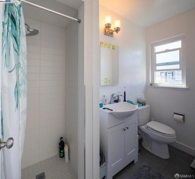537 Pacific Avenue, Alameda CA: https://media.crmls.org/mediaz/cb72f6b8-2cf0-40a1-89d6-0b9726ace4e5.jpg