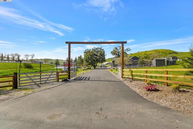 5135 Andrade Rd, Sunol CA: https://media.crmls.org/mediaz/cb75d94f-4ed1-4a38-846b-ae9e123946ee.jpg