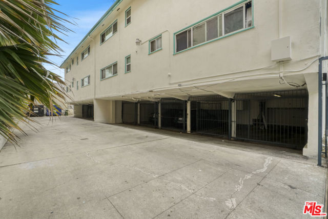 400 S Mariposa Avenue, Los Angeles CA: https://media.crmls.org/mediaz/cb75e4e6-101e-42e5-a448-7d2473c0c8c9.jpg