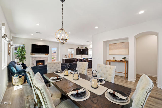 1521 Thorpe Trail, Oxnard CA: https://media.crmls.org/mediaz/cb762e74-cbaa-4796-a812-4f755ac20c85.jpg