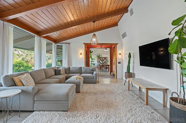 9835 Edgelake Dr, La Mesa CA: https://media.crmls.org/mediaz/cb768465-60f4-42f4-a9fa-4ae7c2862930.jpg