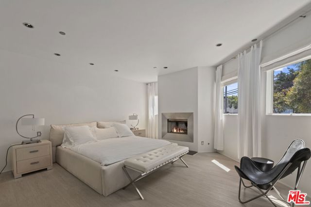 2115 3rd Street, Santa Monica CA: https://media.crmls.org/mediaz/cb76ad93-5012-4b81-a9c5-ffc7f2de4edf.jpg