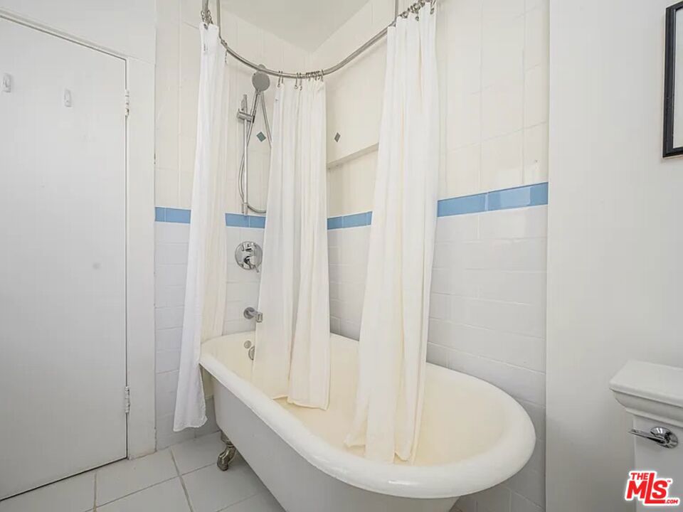 https://media.crmls.org/mediaz/cb76cc7e-9405-4b16-8b62-c15f7dc96337.jpg?preset=X-Large