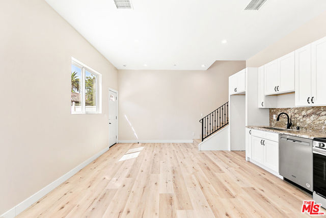 16698 W Moorpark Street, Encino CA: https://media.crmls.org/mediaz/cb771bfa-aa80-4c83-b094-419ec238e6df.jpg