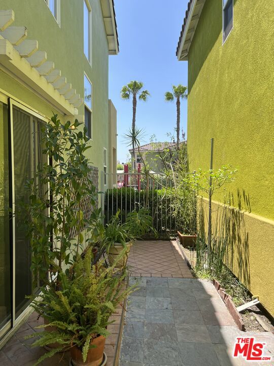 1414 N Kemmett Court, Los Angeles CA: https://media.crmls.org/mediaz/cb7766c5-7fb3-4dcb-8983-fd2cf4946798.jpg