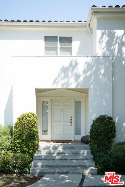 546 N Mccadden Place, Los Angeles CA: https://media.crmls.org/mediaz/cb77c405-f223-4e78-ad84-f90921a61b19.jpg
