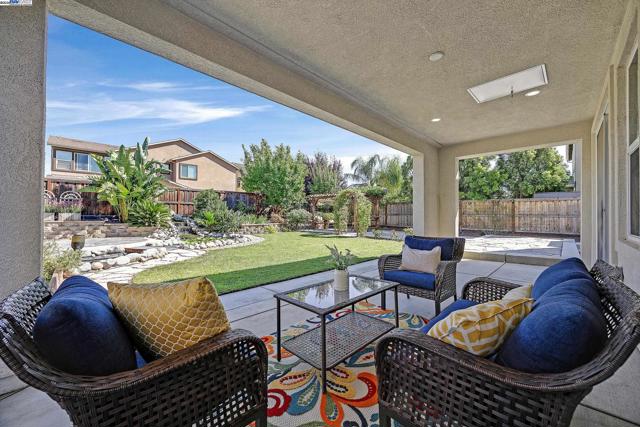 2288 Jessica Way, Tracy CA: https://media.crmls.org/mediaz/cb7808b5-8f37-4212-a25f-52d9f7510069.jpg