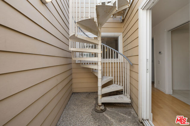 7412 Denrock Avenue, Los Angeles CA: https://media.crmls.org/mediaz/cb781815-537c-4e9b-98ed-86270ce8393b.jpg