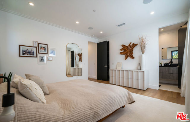 18938 Wells Drive, Tarzana CA: https://media.crmls.org/mediaz/cb7888ea-21c8-49be-a4a6-1ace504eb979.jpg