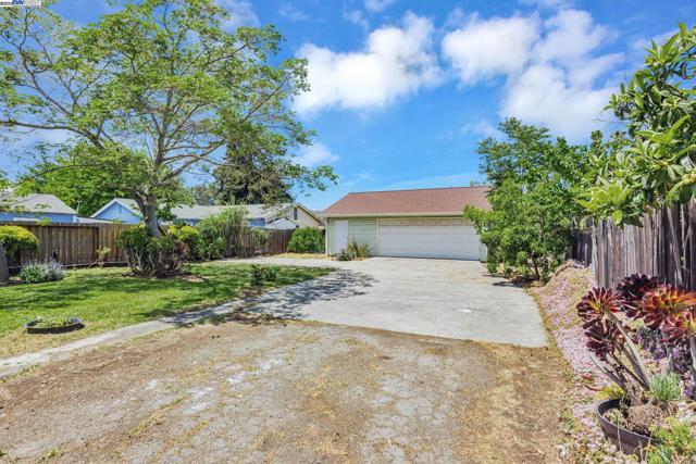 6831 Dairy Ave, Newark CA: https://media.crmls.org/mediaz/cb78d612-c754-42e1-9b85-ca4c2713ec8b.jpg