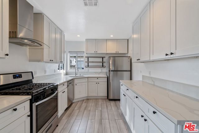 6713 Saint Clair Avenue, North Hollywood CA: https://media.crmls.org/mediaz/cb7a0bf1-3271-438f-96bf-25d867169860.jpg