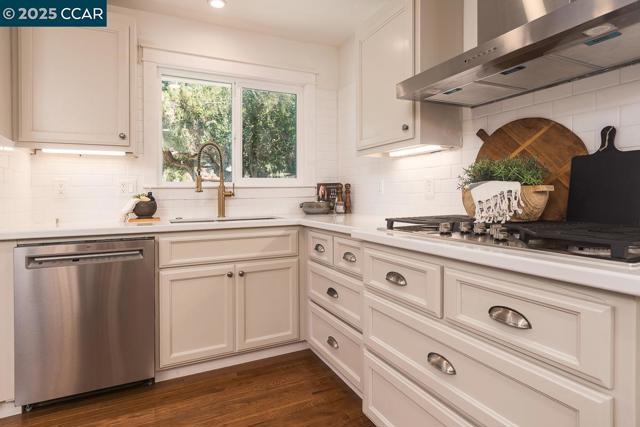 881 Autumn Dr, Walnut Creek CA: https://media.crmls.org/mediaz/cb7a11ad-99fa-4d72-8f1c-1bb633810027.jpg