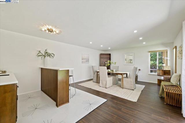 7606 Desertwood Ln, Pleasanton CA: https://media.crmls.org/mediaz/cb7a8111-88ef-4f0e-b21b-8ad81a8aefc5.jpg