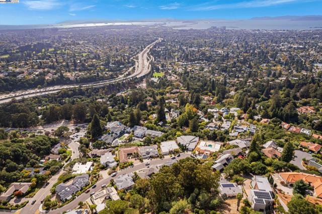 1522 Grand View Drive, Berkeley CA: https://media.crmls.org/mediaz/cb7aa35f-0286-470d-a1fe-934e8a9ec9ce.jpg