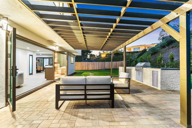 13334 Barbados Way, Del Mar CA: https://media.crmls.org/mediaz/cb7b2421-cc1d-42ef-8e8e-3cae30c1cb82.jpg