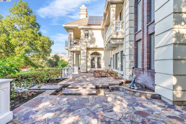 219 Valley Oaks Dr, Alamo CA: https://media.crmls.org/mediaz/cb7c99ce-14d2-4737-a267-a287e8d48ff9.jpg