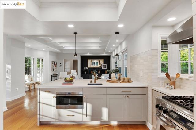 6452 Ascot Dr, Oakland CA: https://media.crmls.org/mediaz/cb7cbc43-8640-48a3-82b2-c60136e72651.jpg
