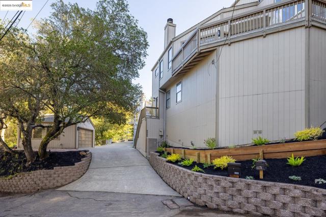 6566 Chelton Dr, Oakland CA: https://media.crmls.org/mediaz/cb7e4f1b-53d0-431e-8445-88aa34dd2eb6.jpg
