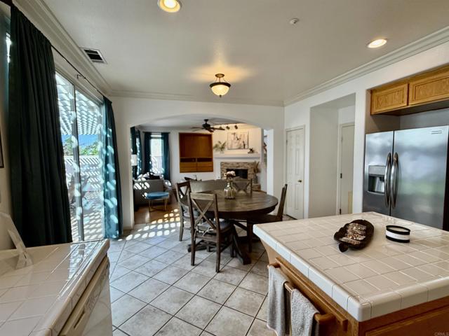 Detail Gallery Image 13 of 44 For 1959 Oxford Ct, Vista,  CA 92081 - 3 Beds | 2/1 Baths