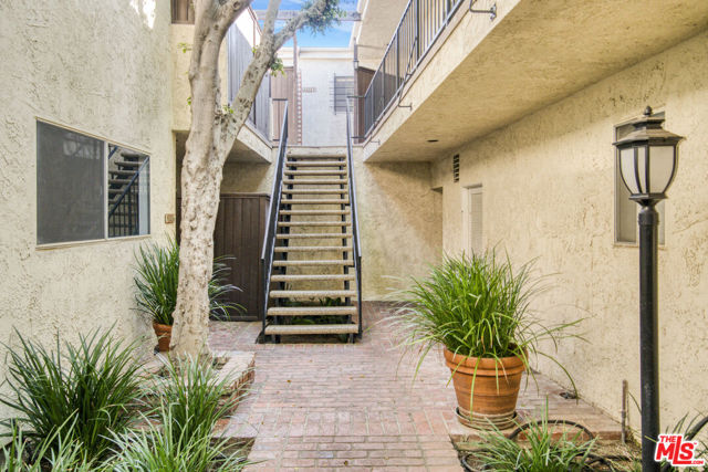 1323 S Carmelina Avenue, Los Angeles CA: https://media.crmls.org/mediaz/cb80b7b0-609e-4804-9b88-302342c1ca90.jpg