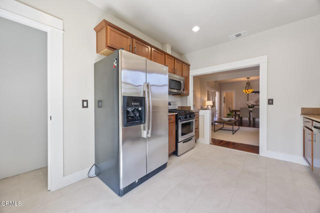 975 N Mentor Avenue, Pasadena CA: https://media.crmls.org/mediaz/cb811dfc-efe7-4712-9002-f9e05c72d0a0.jpg