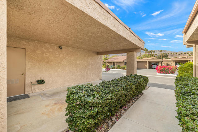 48980 Wildwood Lane, Palm Desert CA: https://media.crmls.org/mediaz/cb815c4f-6089-4bc3-9c4d-05e3bef5fd03.jpg