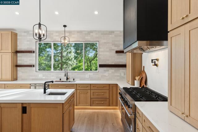 17 Julianne Ct, Walnut Creek CA: https://media.crmls.org/mediaz/cb821cac-82ed-4ee0-a18f-de861996abf0.jpg