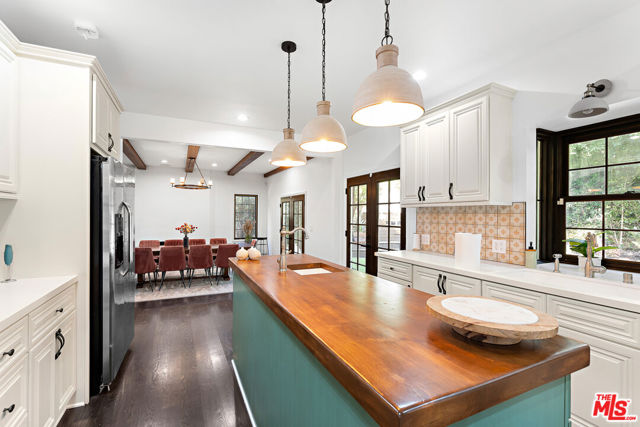 1110 N Beverly Glen Boulevard, Los Angeles CA: https://media.crmls.org/mediaz/cb83e450-2ff4-4115-ae21-1cd4e9f388fe.jpg