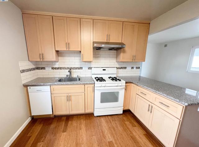 2120 Encinal Ave, Alameda CA: https://media.crmls.org/mediaz/cb86503e-ef02-4224-9f8d-94ffca2a0e5d.jpg