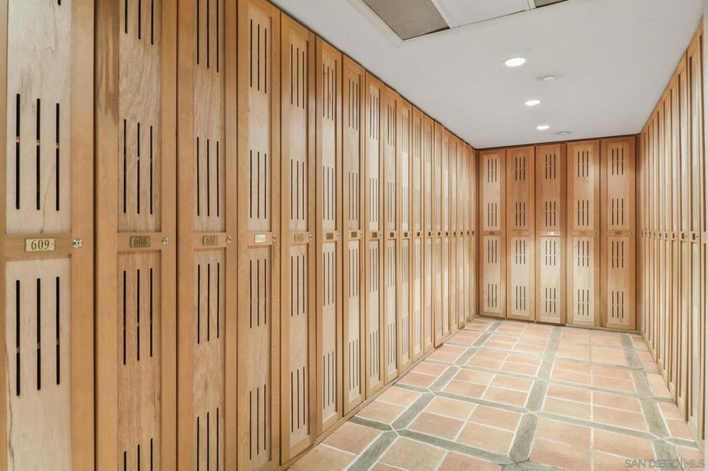 https://media.crmls.org/mediaz/cb867998-d9a9-4c31-8116-4a4a1a8b5982.jpg?preset=X-Large