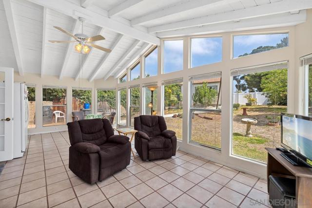 1387 Don Carlos Ct, Chula Vista CA: https://media.crmls.org/mediaz/cb87e512-99e9-47f7-a559-c40d0bd18162.jpg