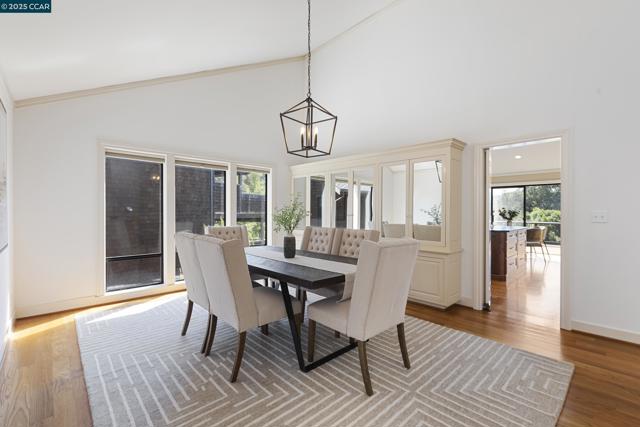25 Watchwood Ct, Orinda CA: https://media.crmls.org/mediaz/cb8863a8-cf0f-452a-9dd8-f31caf7f6ad4.jpg