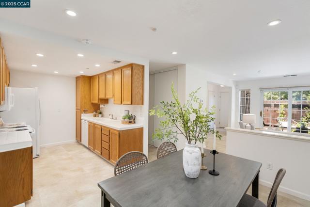 302 Columbia Cir, Benicia CA: https://media.crmls.org/mediaz/cb8a285d-2bbd-4fd0-9f4e-fdacb58d5d50.jpg