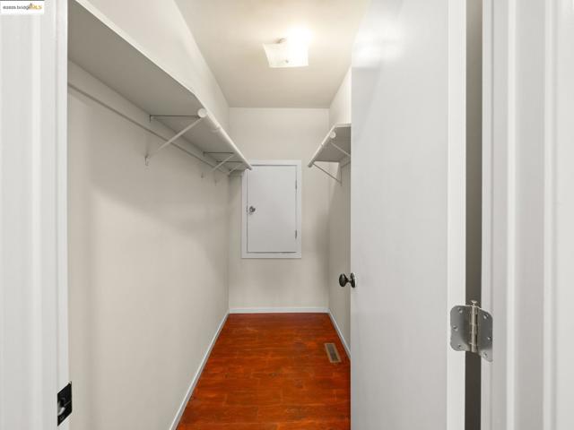 6866 Thornhill Dr, Oakland CA: https://media.crmls.org/mediaz/cb8a451d-ad5f-48ca-8145-5c337630a33b.jpg