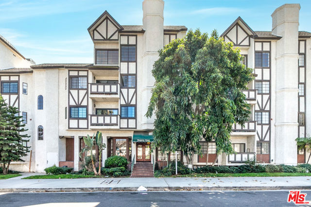 17914 Magnolia Boulevard, Encino CA: https://media.crmls.org/mediaz/cb8ab694-ce93-44ea-a7f6-98ce7db24d81.jpg