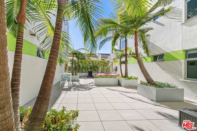 1232 N KINGS Road, West Hollywood CA: https://media.crmls.org/mediaz/cb8acbac-2249-4ff9-b181-749eadec4895.jpg