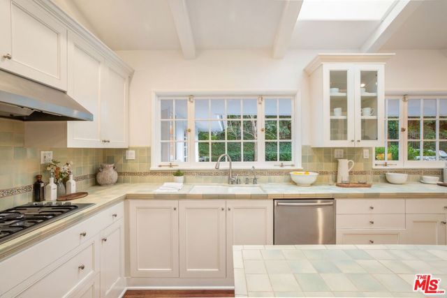 15550 Valley Vista Boulevard, Encino CA: https://media.crmls.org/mediaz/cb8b9fe5-4bdb-4b0a-9b8c-940f41e500ab.jpg