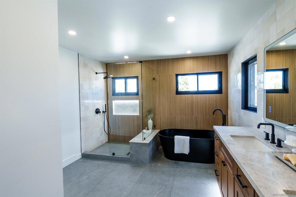 MLS #250033001SD img 13