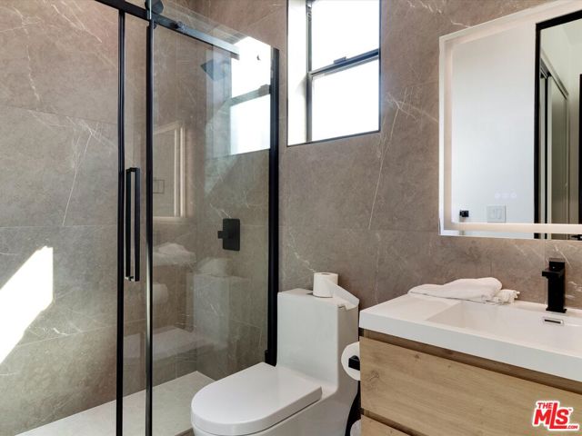 2815 1/2 S Redondo Boulevard, Los Angeles CA: https://media.crmls.org/mediaz/cb8e0978-ecb6-44fa-af53-bc325bc2ea7b.jpg