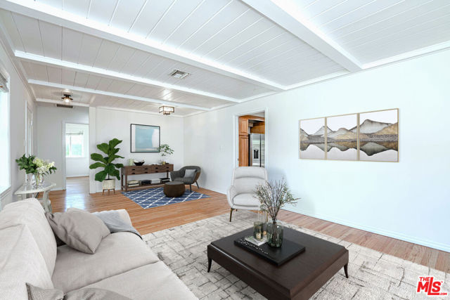 5353 Don Pio Drive, Woodland Hills CA: https://media.crmls.org/mediaz/cb8e55d5-a2ba-43be-9e92-5386388a0c8e.jpg