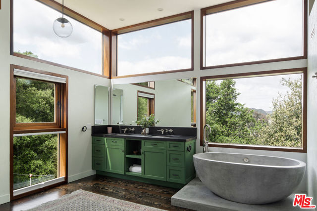 22575 Monte Vista Drive, Topanga CA: https://media.crmls.org/mediaz/cb8e754e-d198-4cfd-b351-dc697636ec5f.jpg