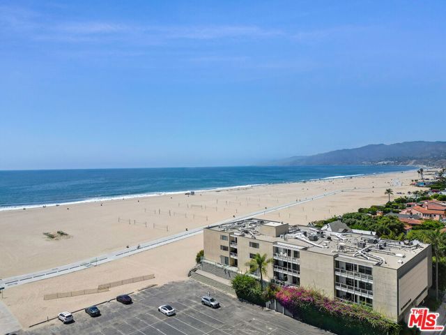 723 Palisades Beach Road, Santa Monica CA: https://media.crmls.org/mediaz/cb8f0686-6d8d-4610-b06e-3d50aeaef963.jpg