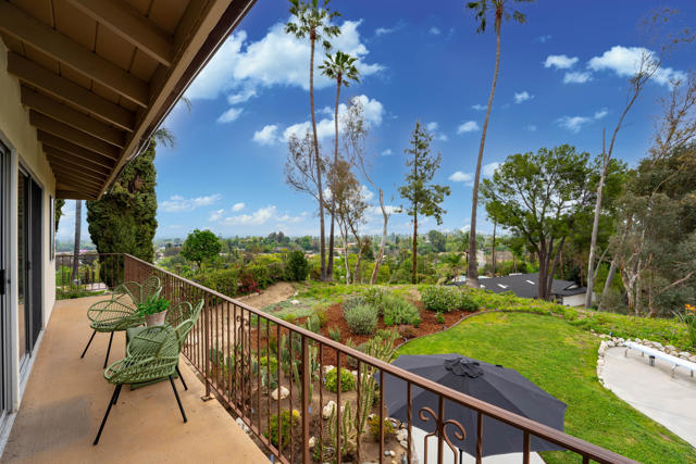 5324 Felice Place, Woodland Hills CA: https://media.crmls.org/mediaz/cb8f5cea-2ed1-437a-aa66-b79da5b32915.jpg