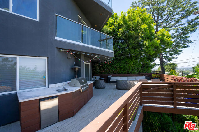 3865 Buena Park Drive, Studio City CA: https://media.crmls.org/mediaz/cb8fee93-7097-4d22-b817-d4e69c287cff.jpg