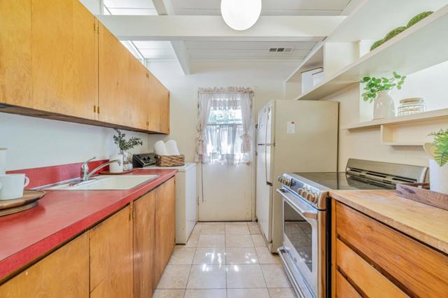 26 Roosevelt Circle, Palo Alto CA: https://media.crmls.org/mediaz/cb9022ca-cb6c-450b-bf6d-29b31b3f3e76.jpg