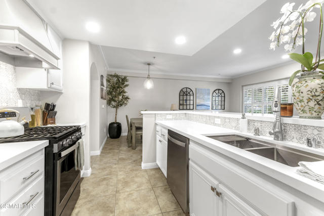 5200 Premiere Hills Circle, Woodland Hills CA: https://media.crmls.org/mediaz/cb90f748-5d4c-4f35-8f99-6d11b3b45555.jpg
