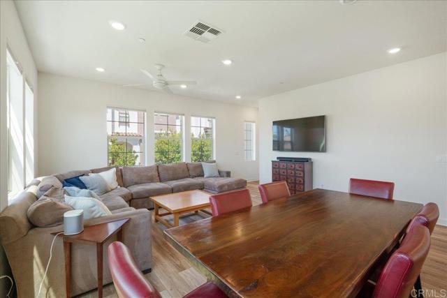 Detail Gallery Image 10 of 34 For 4366 Pacifica Way #5,  Oceanside,  CA 92056 - 4 Beds | 3/1 Baths
