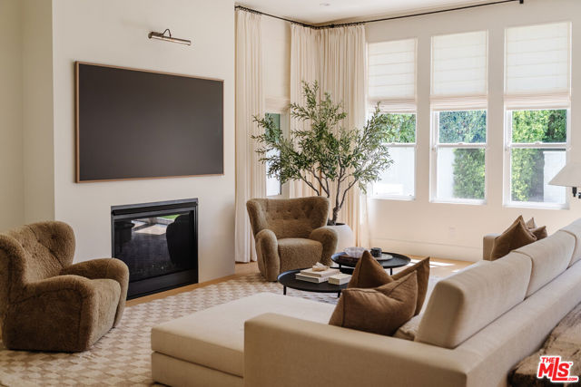 4508 Vesper Avenue, Sherman Oaks CA: https://media.crmls.org/mediaz/cb916484-4d27-4618-89c5-8821220269ff.jpg