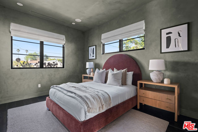 6607 Maryland Drive, Los Angeles CA: https://media.crmls.org/mediaz/cb925f7e-a4b0-448e-b6fc-d7788b123667.jpg