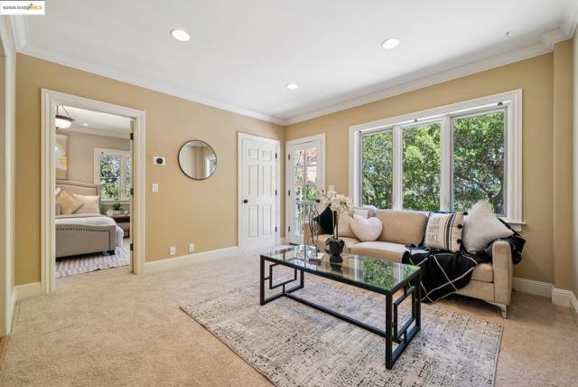 9 Burton Vista Ct, Lafayette CA: https://media.crmls.org/mediaz/cb927236-21c9-4687-bb3c-3dcb4a09cff8.jpg